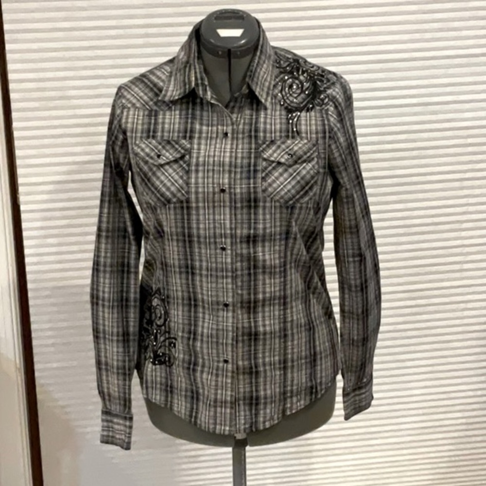 Shyanne blouse with rhinestone detail & shiny silver threading. LG